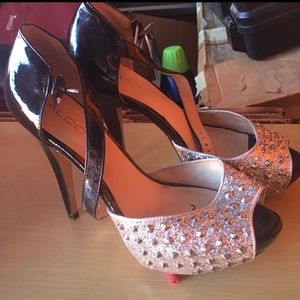 Women’s Shoes: Size 8
